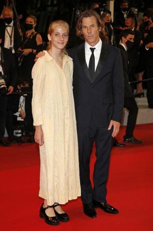 Cannes, Francia, 10 de julio de 2021, Danny Moder y su hija Hazel Moder llegan al estreno del Día de la Bandera durante la 74a edición de Cannes. festival de cine celebrado en el palais des festivals en cannes, francia el crédito de la foto debe leer p lehmanbarcroft media via getty imagenes