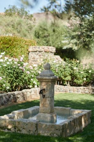 fuente de agua en el jardín