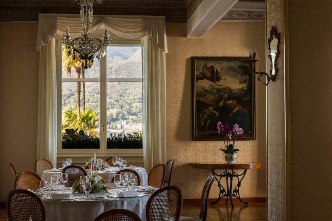 hotel italiano con lujosos interiores y jardines