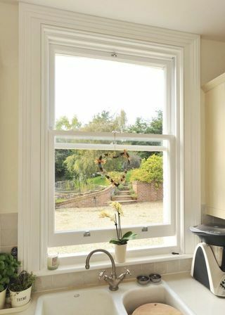 Restaure un hogar a su antigua gloria con una ventana de guillotina de madera de doble acristalamiento hecha de resistente Accoya. Los precios comienzan en £ 1,300, The Sash Window Workshop