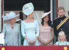 Meghan Markle se une al Príncipe Harry, Kate Middleton, Familia Real para la primera aparición del Color Balcón Apariencia