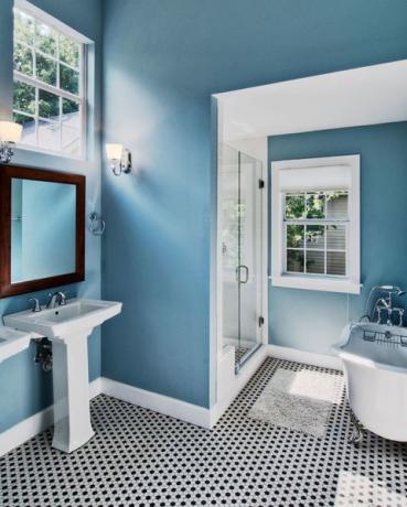 Baño azul con bañera con patas