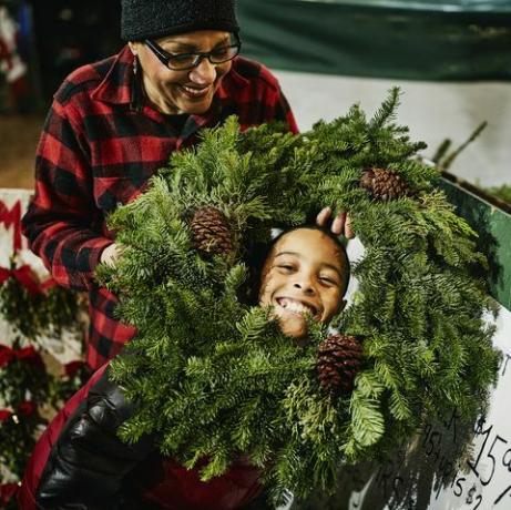 niño jugando con corona de navidad concurso de letras