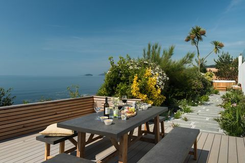 Comedor al aire libre con vista al mar.