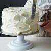 ¡Este pastel blanco liso tiene una sorpresa festiva adentro!