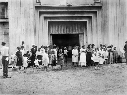 Entrada al campamento de refugiados en el recinto ferial después de disturbios raciales, Tulsa, Oklahoma, Estados Unidos, colección de fotografías de la cruz roja nacional americana, junio de 1921