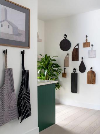 tabla de cortar colgada en la pared de la cocina diseñada por linda hayslett