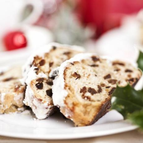 Stollen tradicional de Navidad alemana con azúcar en polvo