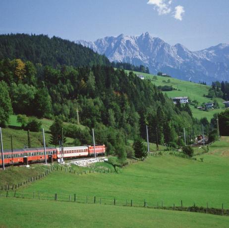 Tren pasando por una ladera, Innsbruck, Austria