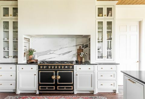 cocina tradicional con paleta de colores negro, blanco y madera