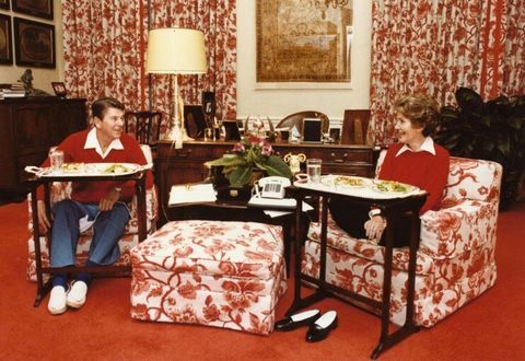 Ronald y Nancy Reagan disfrutando de una comida en bandejas de tv plateadas en la Casa Blanca.