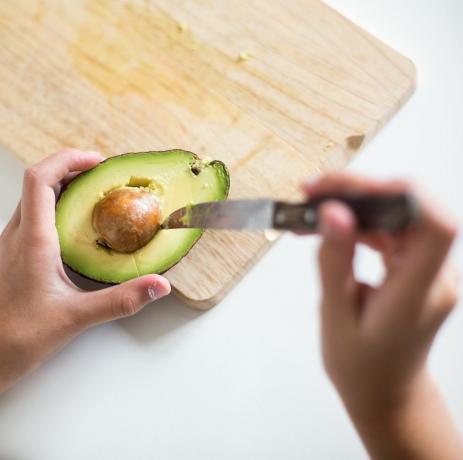 niño sacando el hueso de un aguacate