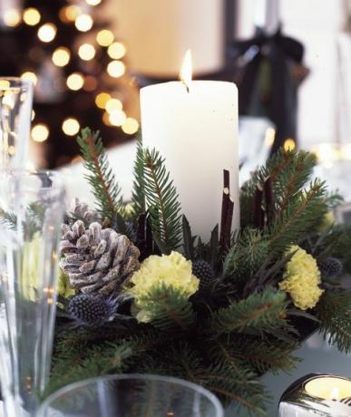 adornos navideños en blanco y negro con plata y violeta forsted para el hogar, mesa de comedor con centro de mesa de vela hecha con rama recién cortada, piñas y claveles