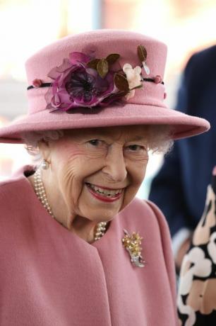 la reina, el príncipe de gales y la duquesa de cornualles asisten a la ceremonia inaugural del senedd en cardiff