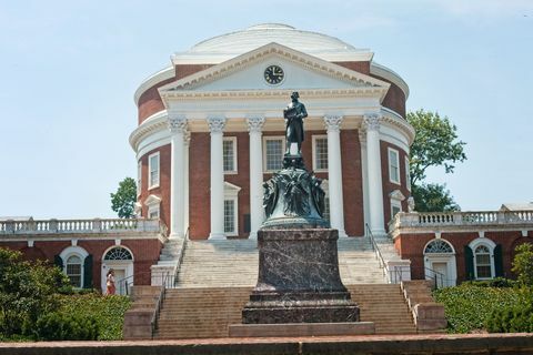 estatua de thomas jefferson frente a la rotonda en el campus de la universidad de virginia, charlottesville, virginia