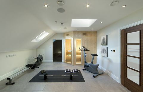 Gimnasio tipo loft en casa nueva y moderna