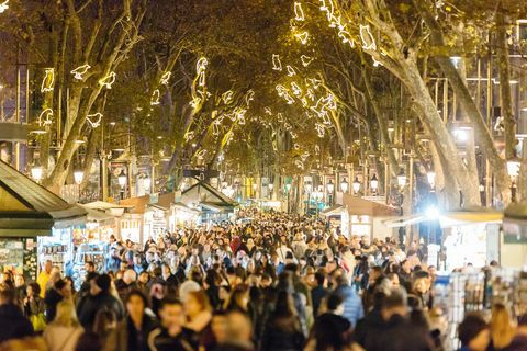 Gente caminando en la calle La Rambla durante las vacaciones de Navidad y Año Nuevo en Barcelona, ​​Cataluña, España