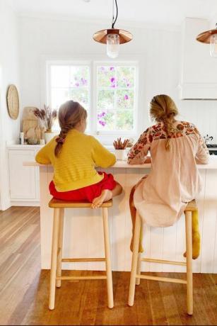 dos chicas haciendo la tarea en la isla de la cocina