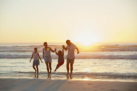 Padres con hijos disfrutando de vacaciones en la playa