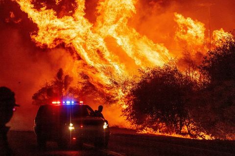 Un oficial de la ley observa cómo las llamas se lanzan al aire mientras el fuego continúa propagándose durante el incendio del oso en Oroville, California, el 9 de septiembre. Los peligrosos vientos secos de 2020 azotaron incendios forestales récord en California y encendieron nuevos incendios, ya que cientos fueron evacuados en helicóptero y decenas de miles de personas se vieron sumidas en la oscuridad por cortes de energía en el oeste de los estados unidos foto de josh edelson afp foto de josh edelsonafp vía getty imagenes