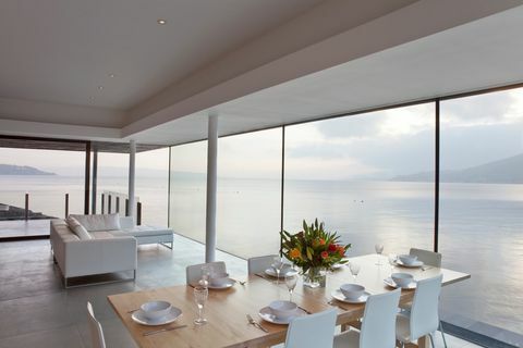 Comedor de planta abierta con vistas al mar.