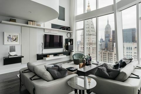 apartamento blanco, acabados en negro, sofá gris, nueva york, ciudad de nueva york