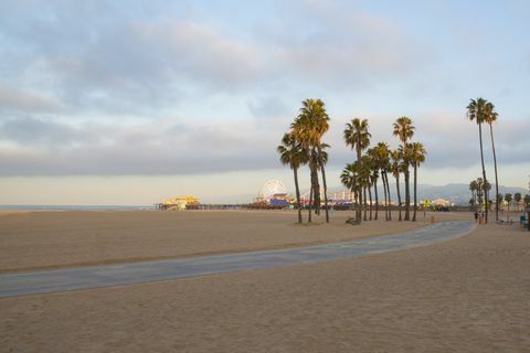 Playa de Santa Mónica con muelle de Santa Mónica