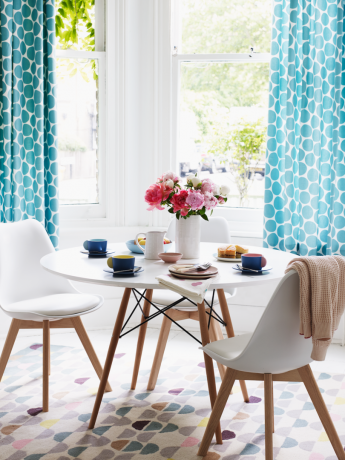 comedor con cortinas de formas geométricas