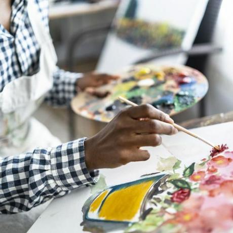 mujer pintando, dibujando flores