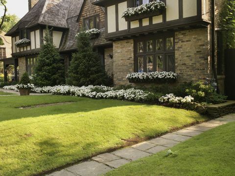 Vista de la casa exterior y jardín delantero en verano, Toronto, Ontario, Canadá