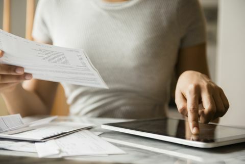 mujer mirando facturas del hogar