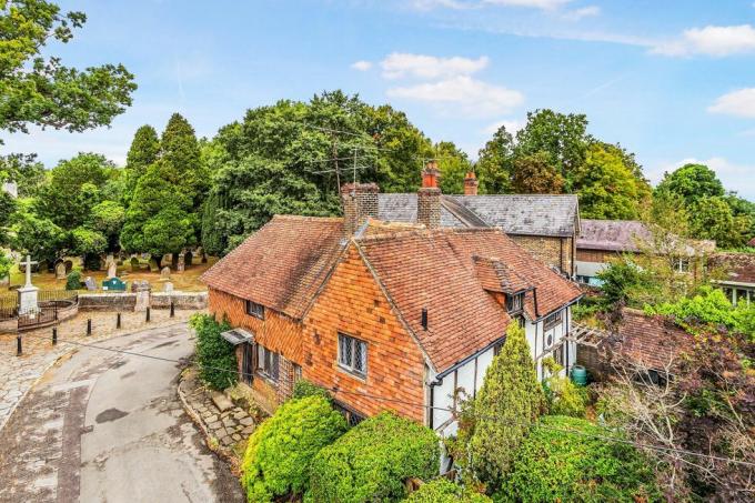 la casa de campo más antigua en el idílico pueblo de surrey ahora a la venta