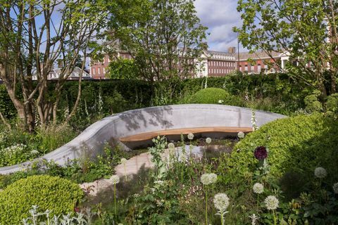 El Jardín de Aromas Jo Whiley. Diseñado por: Tamara Bridge y Kate Savill. RHS Chelsea Flower Show 2017