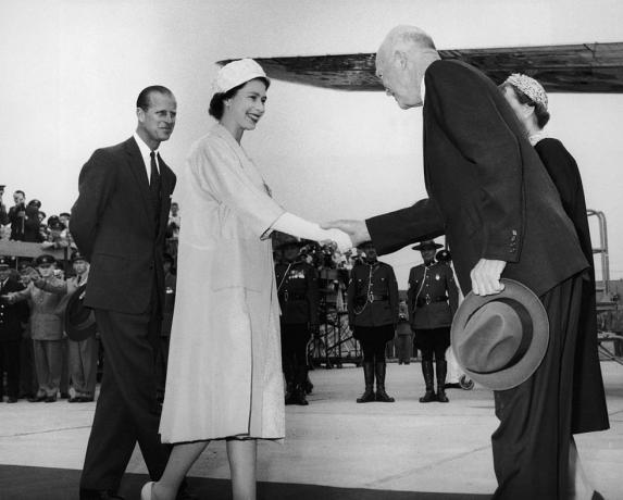 la reina elizabeth nos saluda el presidente dwight d eisenhower 1890 1969 antes de participar en la ceremonia de apertura del st lawrence vía marítima en Lambert Lock, Montreal, 26 de junio de 1959 a la izquierda está el príncipe Felipe, duque de Edimburgo foto de fox photoshulton archivegetty imágenes