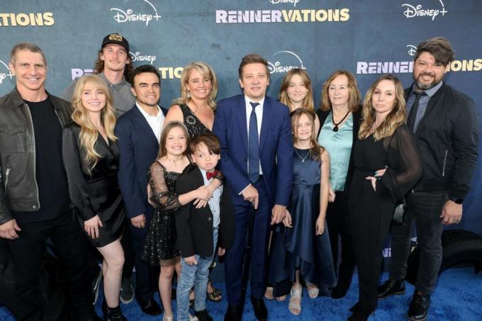 los angeles, california, 11 de abril, jeremy renner c y su familia asisten a la serie original de disney rennervations los estreno en angeles en regency village theater el 11 de abril de 2023 en los angeles, california foto de kayla oaddamswireimagen