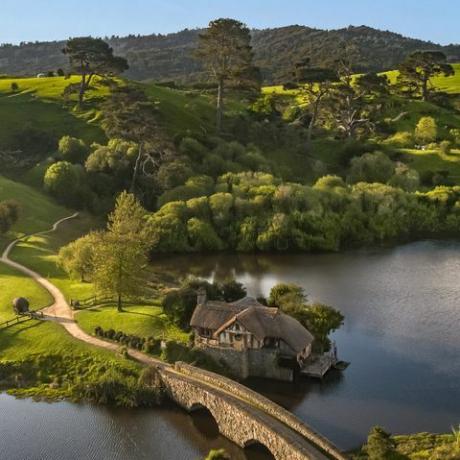 hobbiton del señor de los anillos ya está en airbnb