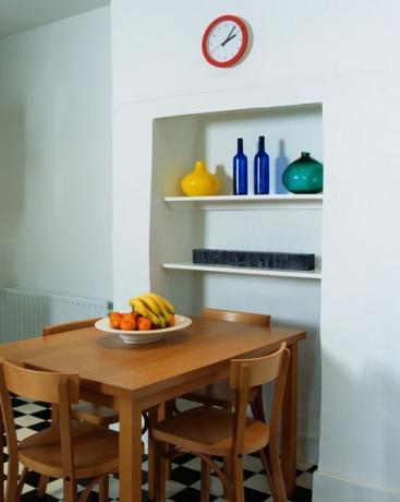 Ideas de alcoba, mesa y sillas de madera simples en una cocina blanca moderna con piso de tablero de ajedrez en blanco y negro