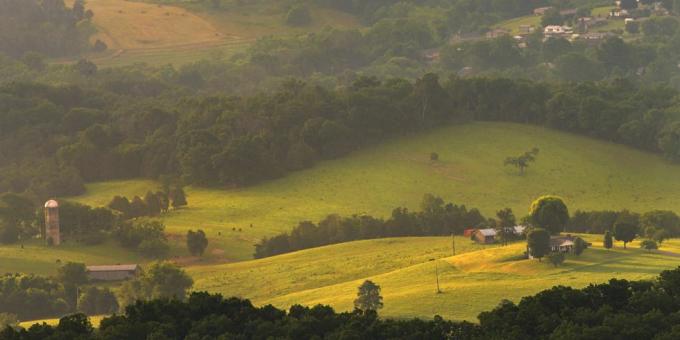 Amanecer brumoso sobre las verdes colinas de Middlesboro, Kentucky