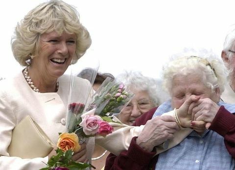 Camilla Parker-Bowles besada por fan real