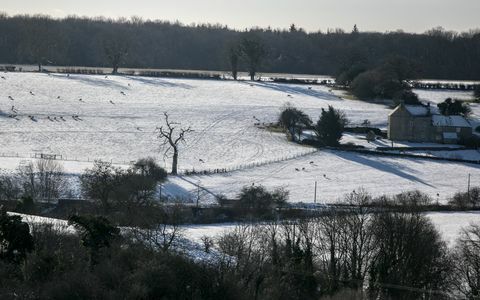 Campos cubiertos de nieve el 28 de diciembre de 2017 cerca de Cirencester, 