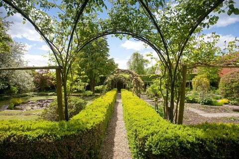 Manor Farm House - Wiltshire - Vivien Leigh - camino del jardín - Savills