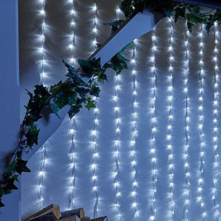 240 luces navideñas LED blancas en cascada para interiores y exteriores