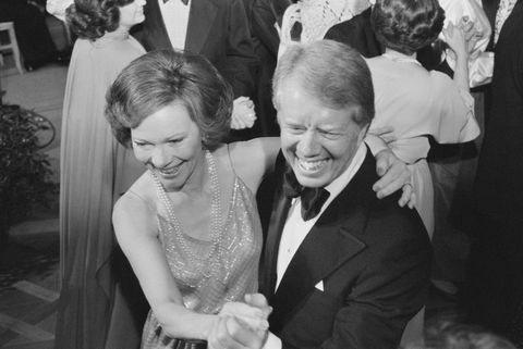 El presidente estadounidense Jimmy Carter y la Primera Dama Rosalynn Carter bailan en un baile del Congreso de la Casa Blanca, Washington