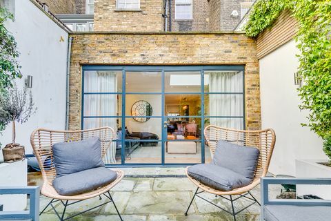 Se vende casa adosada de cinco plantas en notting hill