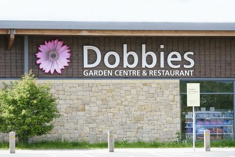 el centro de jardinería de Dobbies abre después de que las restricciones de bloqueo de coronavirus se alivian