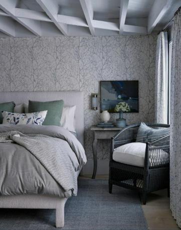 Dormitorio gris de Jeffrey Alan Marks.