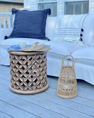 taburete bamileke, terraza al aire libre, patio al aire libre, sofá blanco, muebles