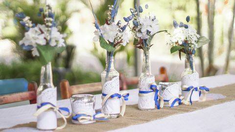 Candelabro y arreglo floral en la mesa de jardín