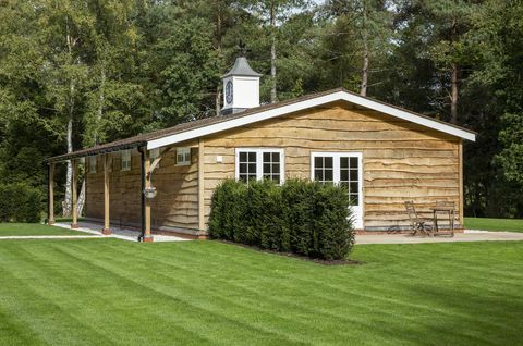 una impresionante casa de inspiración georgiana que está situada detrás del bosque donde se filmó la caída del cielo de james bond en farnham, surrey, acaba de salir al mercado por £ 4 millones