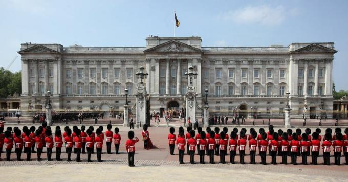 la reina asiste a la apertura estatal del parlamento